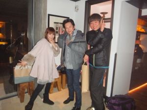 Araki e Shoko Nakagawa/Shizu indo comer comida italiana
