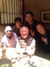Araki out drinking with Motoo Abiko (Doraemon), Toshio Sako (Usogui), Tetsuya Chiba (Ashita no Joe), and Yasuhisa Hara (Kingdom)