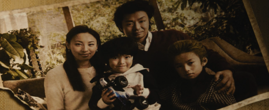 Um Okuyasu criança com Keicho e seus pais