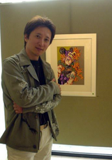 Araki à coté d'une illustration de Jolyne Cujoh