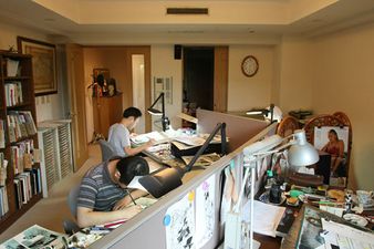 O espaço de trabalho de Araki na direita; Assistentes na esquerda