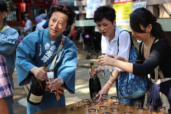 Araki no Festival Anual do Santuário de Rokusho de 2014, servindo champanhe