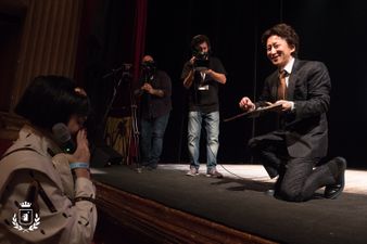 Araki accepte le cadeau d'une fan polonaise au "Lucca Comics & Games festival" (2019)