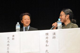 Araki avec son second éditeur de JoJolion, Hidekazu Yokoi (2017)