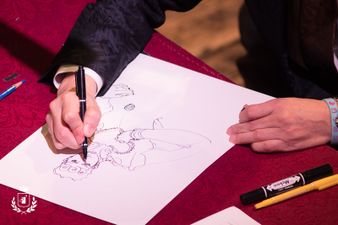 Araki qui dessine en direct au "Lucca Comics & Games festival" (2019)