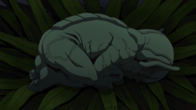 Спит в куче листьев