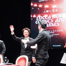 Araki qui remercie son public au "Lucca Comics & Games festival" (2019)