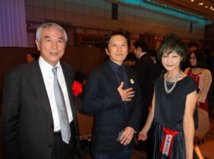 Araki com Takayuki Matsutani e Rumiko Tezuka na festa de recepção do Prêmio Tezuka de 2013