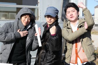 Araki with Yūsei Matsui (Assassination Classroom) and Yūto Tsukuda (Shokugeki no Soma) for "JOJO's Kitchen"