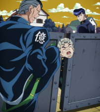 A primeira aparição de Okuyasu, enforcando Koichi com o portão de sua casa